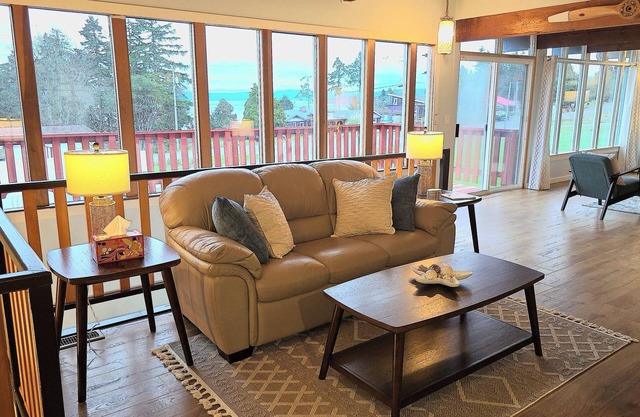 Diamond Point Escape~ Peaceful retreat, Water Views, King Bed & Arcade Game Room