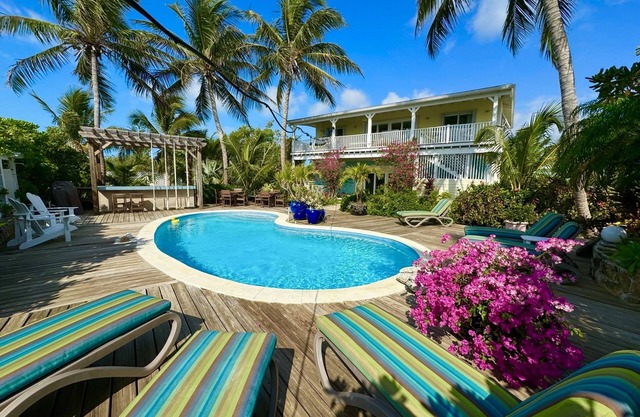 DILLYCRAB BEACH HOUSE: PICKLEBALL COURT/Pingpong/Pool table/Ocean TREEHOUSE deck