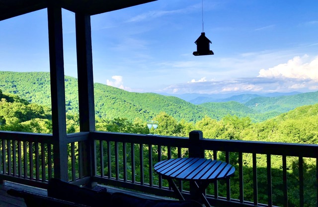 DIRECT MOUNTAIN VIEWS! Hike & swim on-site! Private balcony! WOW!