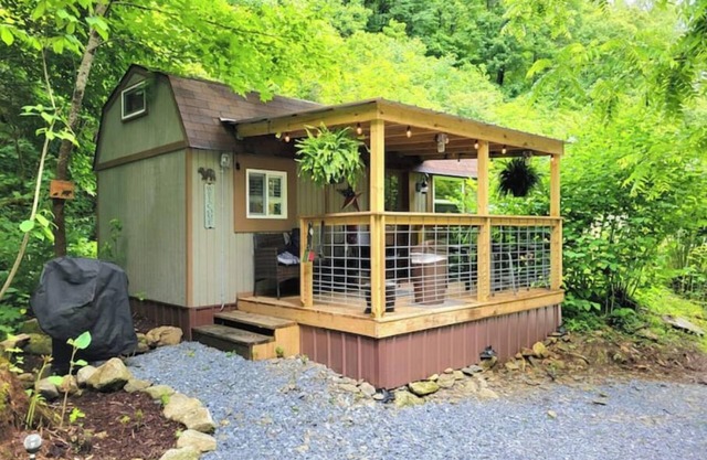 DIRECT STREAM FRONT Mountain Tiny Homenn
