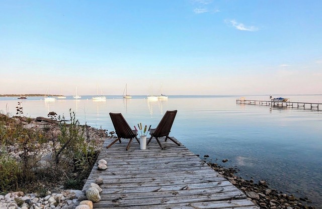 Direct waterfront on Grand Traverse Bay , firepit, grill, large yard, dog ok