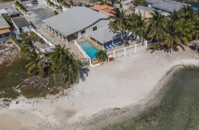 Directly on the Beach - Beachfront - Facing beach swimming pool - 5 bdrm