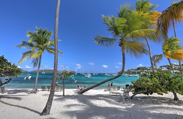 Directly on the Beach, Pool, Hot Tub, Restaurant, Gated Community