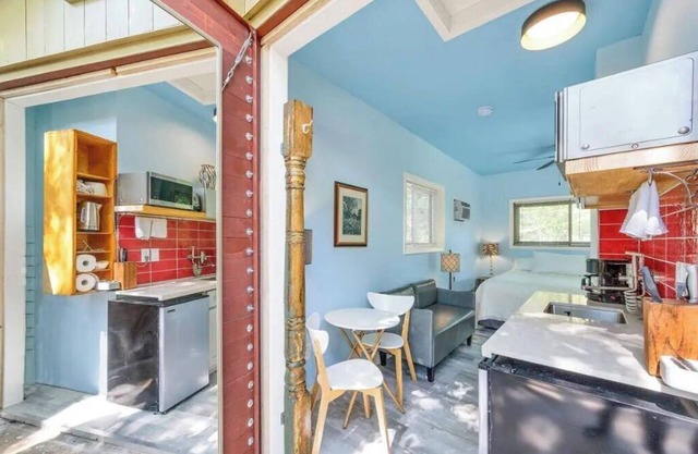 Discover UT Austin in just 6 mins! Cozy studio retreat awaits.