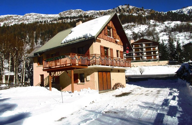 DISCRETELY STYLISE MOUNTAIN CHALET FOR 9 PEOPLE.