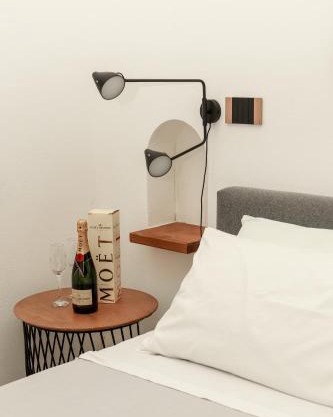 Dislocati BnB - Jacuzzi privata - Cucina - TV60" - Minimal Luxury