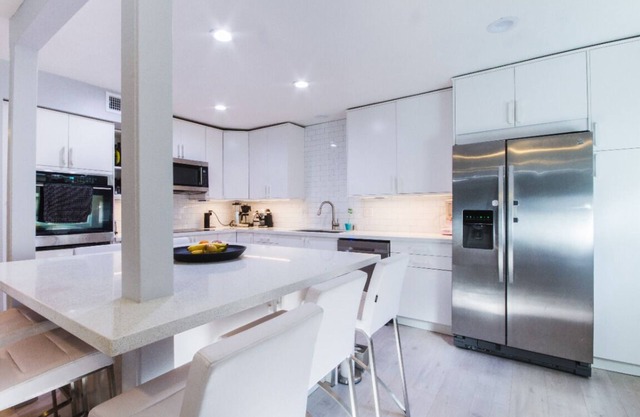 Disneyland Family home near Beach & Walk to zoo. Super central.