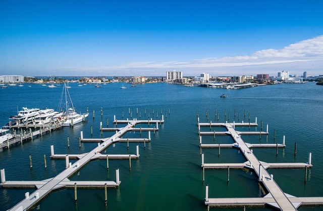Dive Into Your Dream Vacation! Outdoor Pool, Onsite Restaurant, Walk To Beach