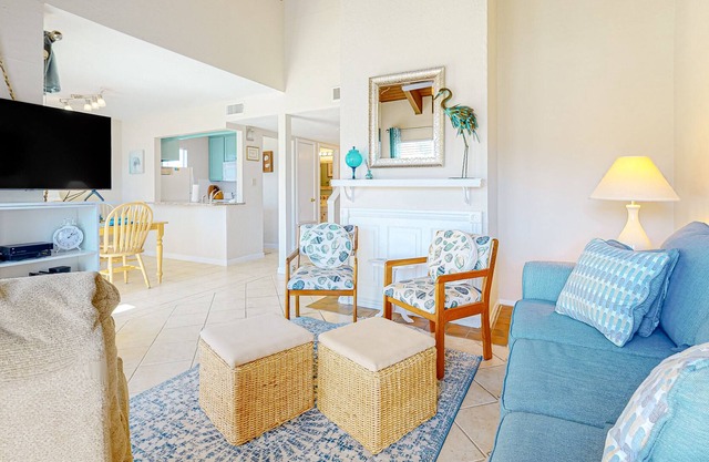 Dog-friendly, 2-level condo with deck, fast WiFi, pool, tennis & fishing pier