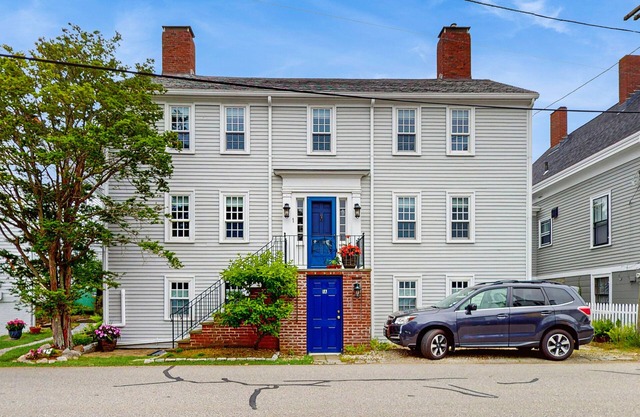Dog-friendly apartment in a prime location - walk to town beaches
