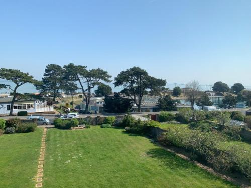 Dog Friendly Apartment with Sea Views
