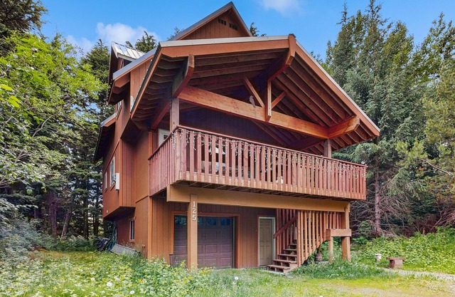 Dog-friendly chalet with quiet location & fireplace - close to the ocean