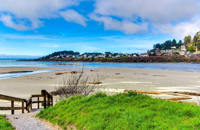 Dog-friendly floral suite w/ocean views & perfect location for a Yachats retreat