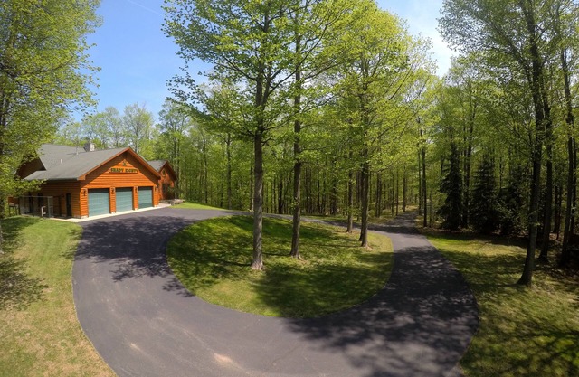 Dog Friendly Log cabin W/Hot tub, Fiber optic near Sleeping Bear Dunes & TC