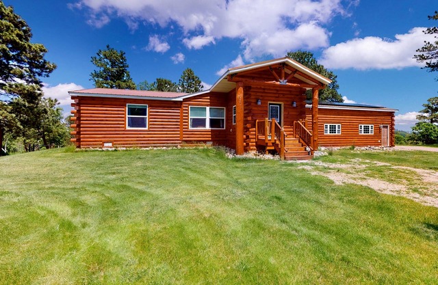 Dog-friendly log cabin with amazing views, fireplace, grill - close to Deadwood