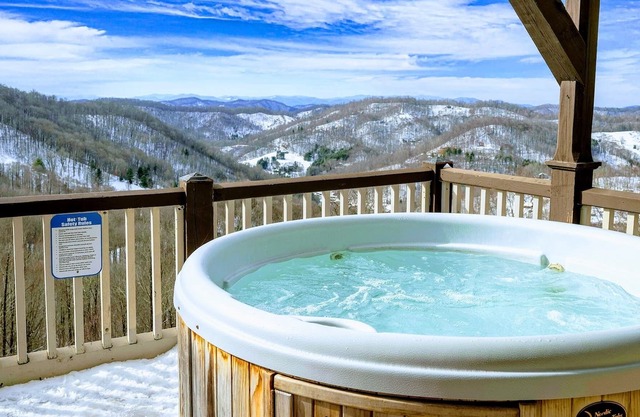 Dog Friendly Mountain Chalet w/3BR & Amazing Views! Sleeps 10!!