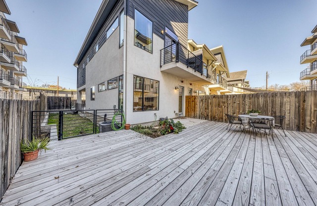 Dog-friendly, two story condo w/deck and outdoor dining area -near downtown