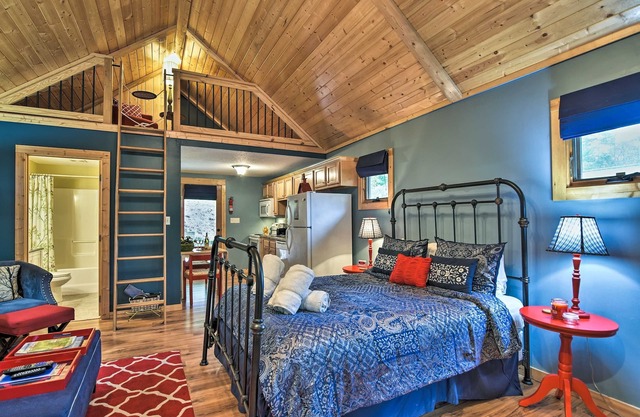 Dog-Friendly Weaverville Cabin Hot Tub & Fireplace