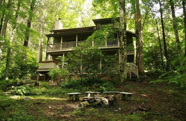 Dogwood Creek.A charming creekside 3-level home with A/C.