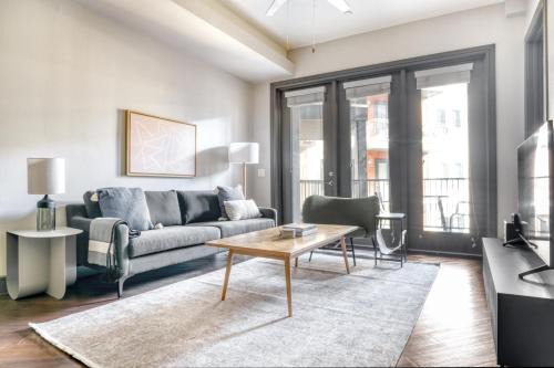 Domain 2br w gym pool wd nr restaurants ATX-175