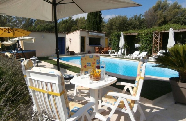 Domaine de Château-Vieux Studio *, swimming pool, jaccuzzi, pétanque, fitness.