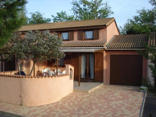 Domaine de vacances à 600m de la plage villa 2 chambres climatisées, 4 à 5 couchages, WIFI, 2 terrasses, parking , animations et piscines en supplément LRTAMB15
