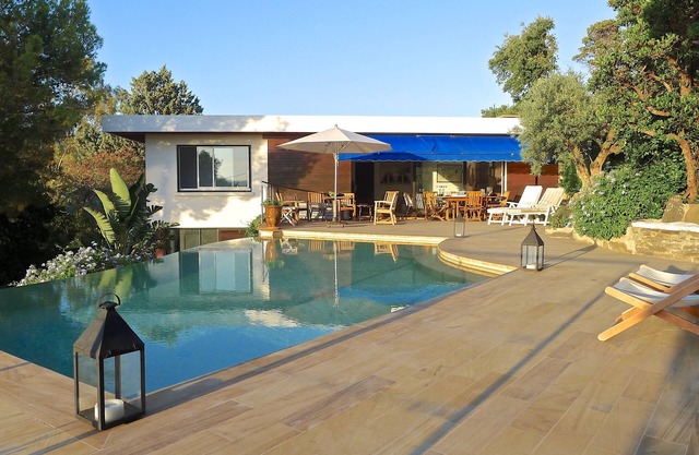 Domaine du Cap Nègre magnificent Le Corbusier-style villa 3' from the sea