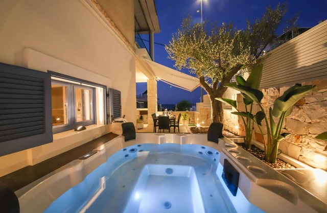 Donna Lucia Romantic Villa w/jacuzzi Sea Front