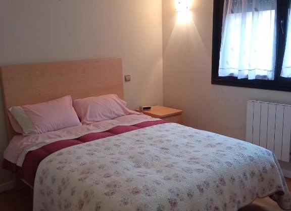 Dormitorio con baño privado y desayuno