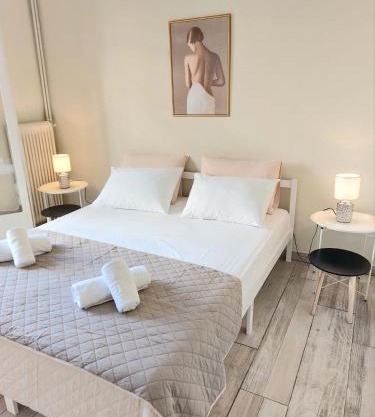 Double bed in a room 5' from metro