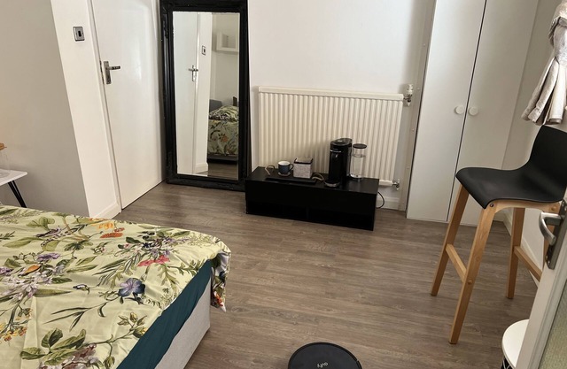 Double bedroom for 1 person fell like home Bus stop in front of the house &shops