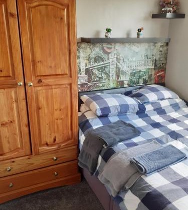 Double bedroom sleeps 1 or 2 with back garden view