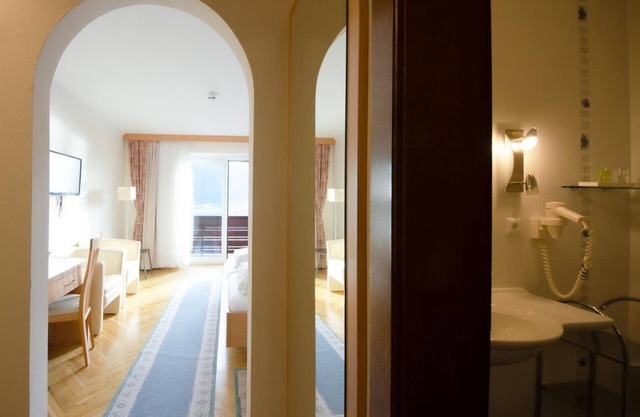 Double room, shower/WC partly separate in the room - Hotel Ossiacher See*