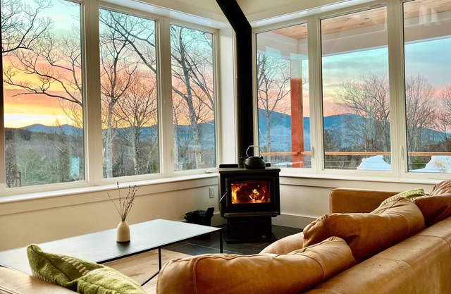 Doublehead Lodge: family+pet friendly, net-zero luxury home with panoramic views