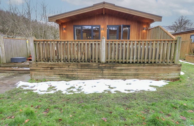 DOVESTONE SECLUDED LUXURY LODGES (SLEEPS 6) - PETS WELCOME in Greenfield