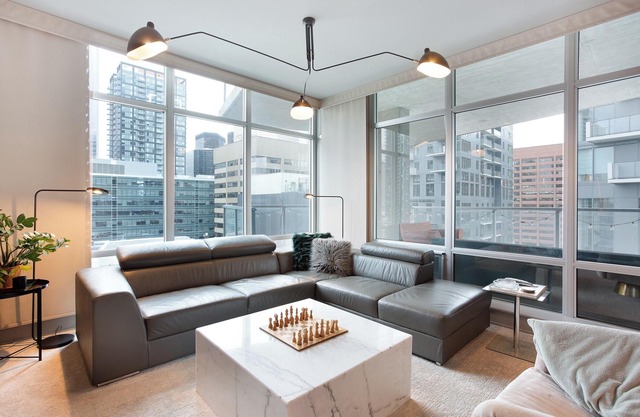 Downtown 1 min to 17th + XL Balcony w/BBQ, Fire Table & King Bed + 3 min Stampd