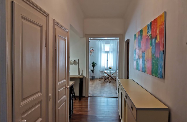Downtown 3 BDR Charm - walk to all attractions