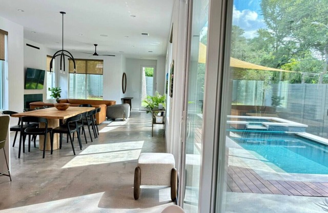 Downtown 6 bedroom house with pool. Walk to ACL