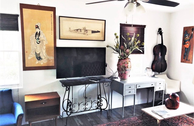 Downtown Art & Eclectic "D" 2br