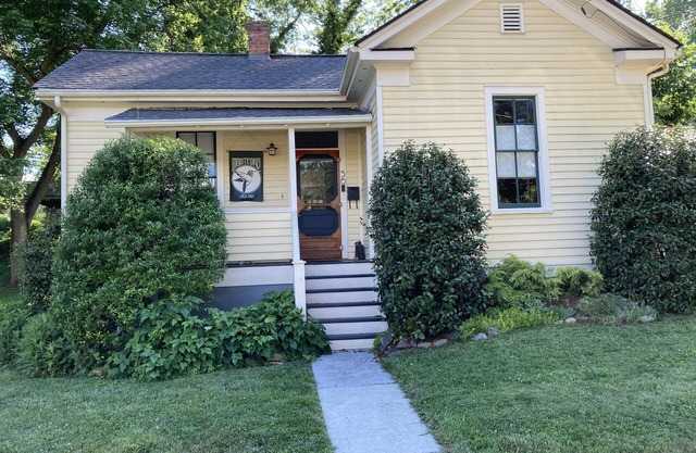Downtown Asheville, Historic Montford, Fenced in Yard for Pets