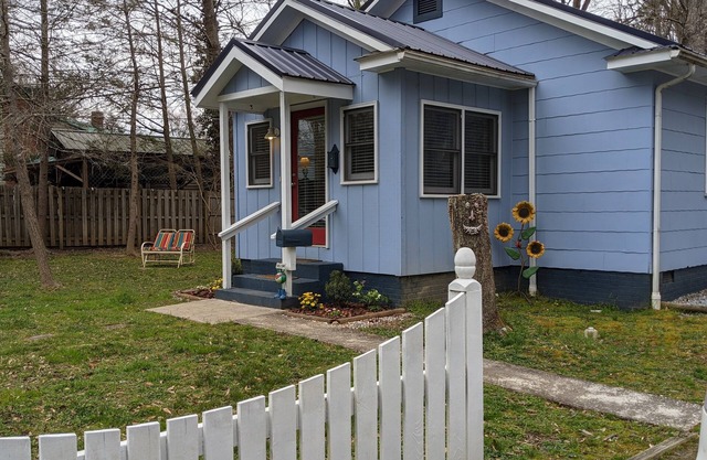 Downtown Bungalow! Dog Friendly - WIFI!