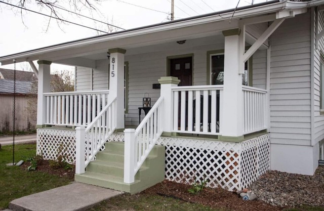 Downtown charmer, blocks from park, river & downtown, pet friendly