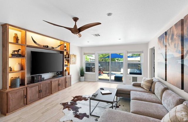 Downtown Georgetown Retreat for the family or entertaining. Pet-Friendly!