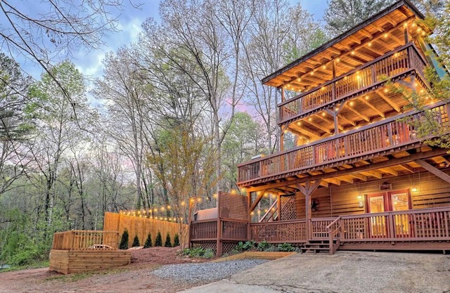 Downtown Helen Escape: Hot Tub, Sauna, Games & Fire Pit!