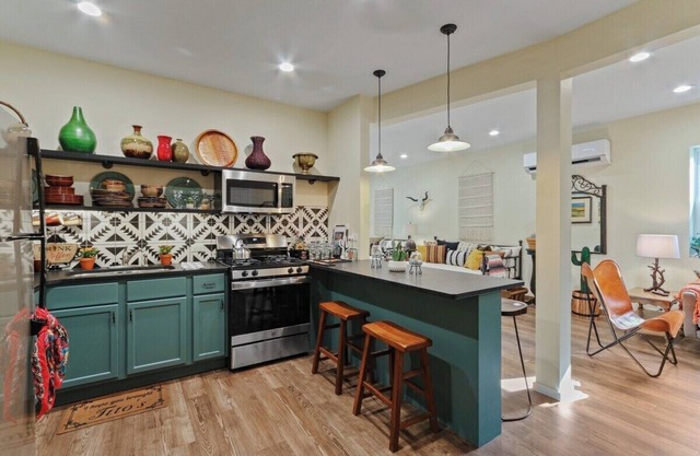 Downtown Hideaway- Lower