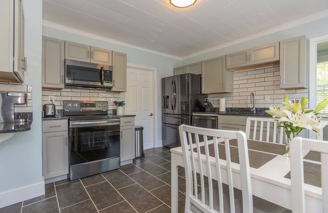 Downtown Mystic Renovated & Comfortable Apartment