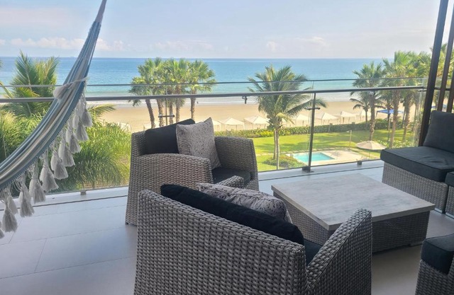 Dpto de lujo, nuevo, al pie del mar, 4 dormitorios