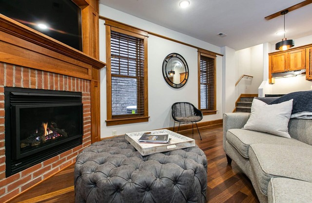 Drake House: The Loft (Private Hot Tub)