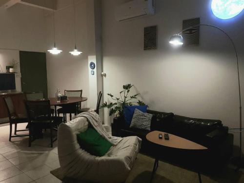 Dramatic Exit Bangkok - Cozy loft style near Suvarnabhumi Airport