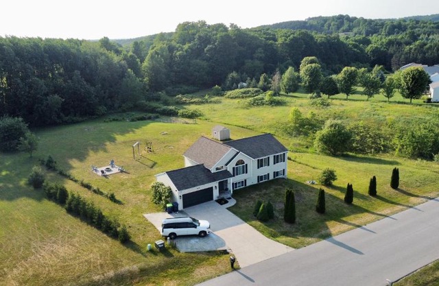 Dream Palace with HOT TUB-Game Room-Fire Pit-5BR-3BA